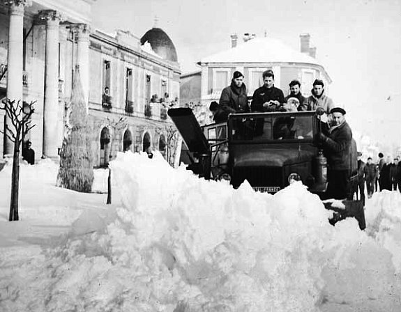 chasse-neige devant l`Hotel de Ville d`Arcachon en fevrier 1956