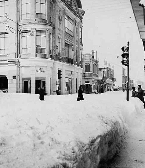 devant les Galeries Lafayette a Arcachon en fevrier 1956