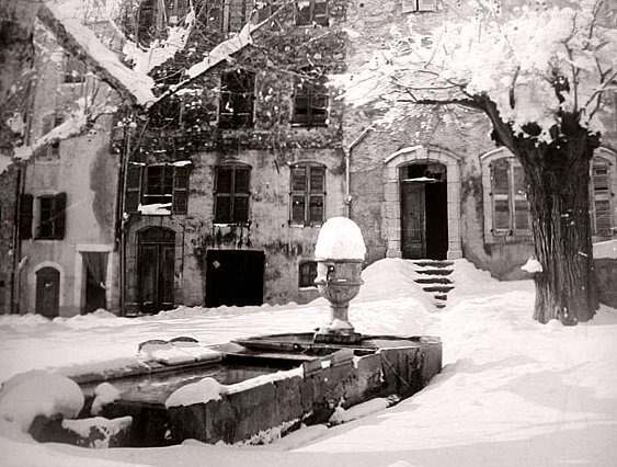 le village de Lorgues en Provence sous une neige epaisse en fevrier 1956