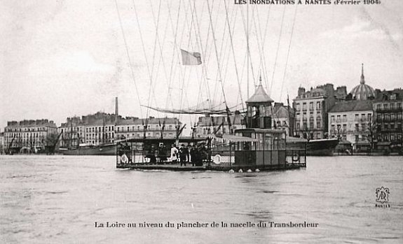 nacelle du Pont Transbordeur a Nantes pendant la crue de la loire en fevrier 1904
