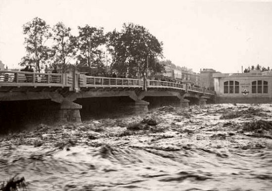 pont Joffre de Perpignan pendant la crue en octobre 1940