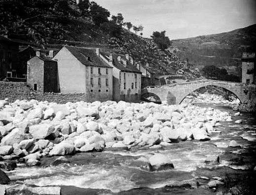 crue spectaculaire du Tarn au pont de Montvert en septembre 1900