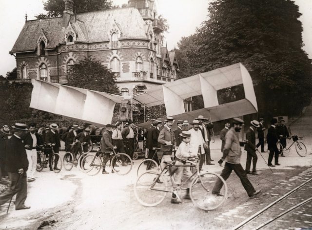 essai de l`aeroplane de Santos Dumont a Bagatelle en octobre 1906