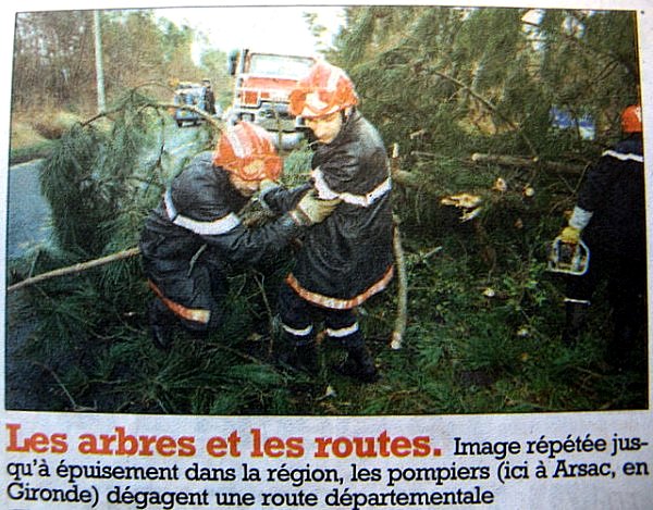 pompiers degageant les routes apres le passage de Martin