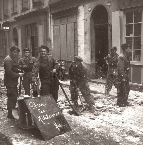 soldats en renfort dans Toulouse fevrier 1956