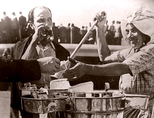 vendeur de boissons en avril 1949