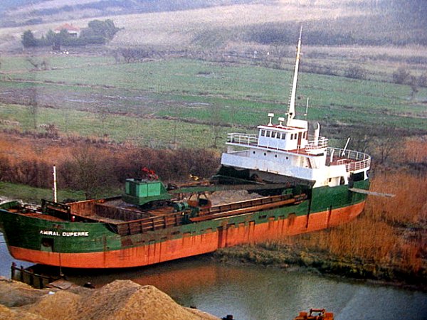 bateau emporte par la houle sur les cotes charentaises après le passage de Martin