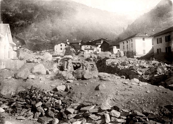 rue principale de Bozel apres la crue catastrophe du 16 juillet 1904