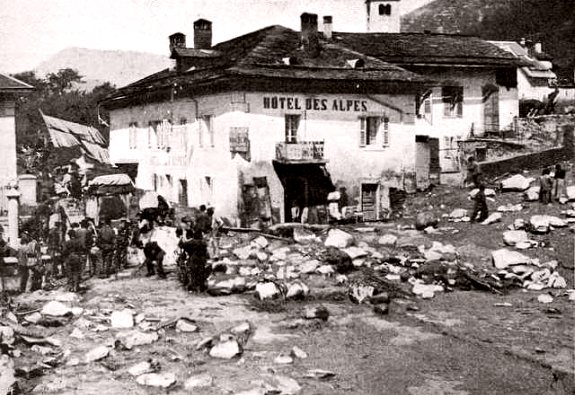 degats dans la rue principale de Bozel apres la crue du 16 juillet 1904