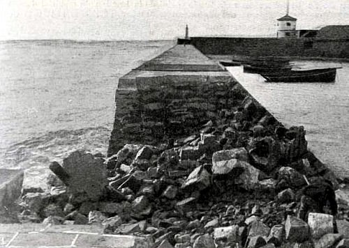 digue d`Audierne endommagee par le raz de maree de fevrier 1904