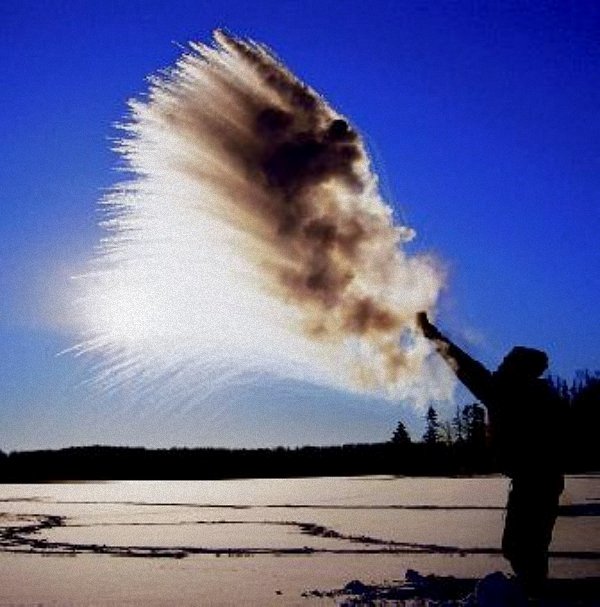eau chaude gelee par le froid