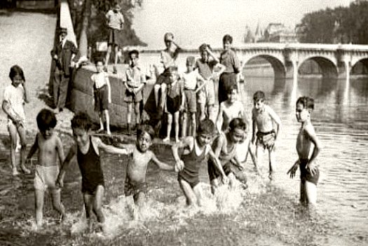 enfants se baignant dans la Seine juillet 1941