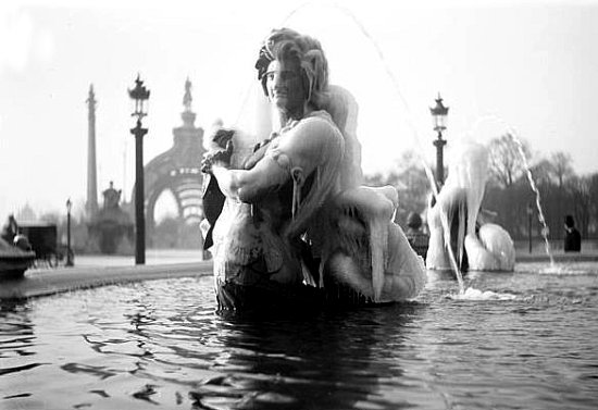 fontaines de la place de la Concorde gelees lors du coup de froid de janvier 1900