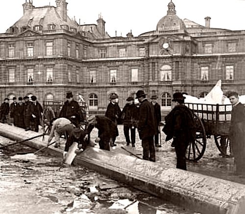 jardiniers cassant la glace dans les bassins du jardin du Luxembourg en 1895