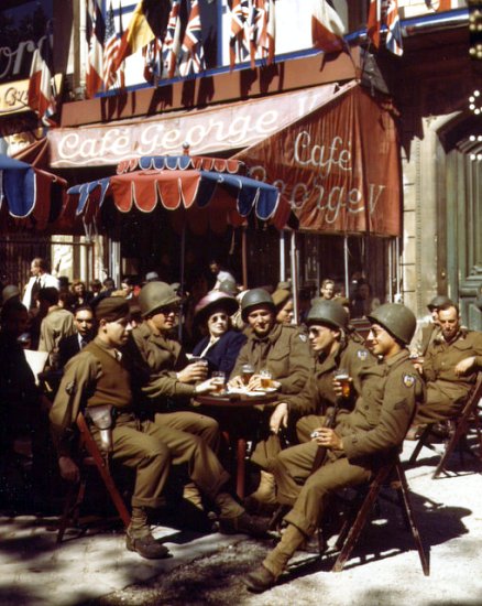 liberateurs en terrasse en aout 1944