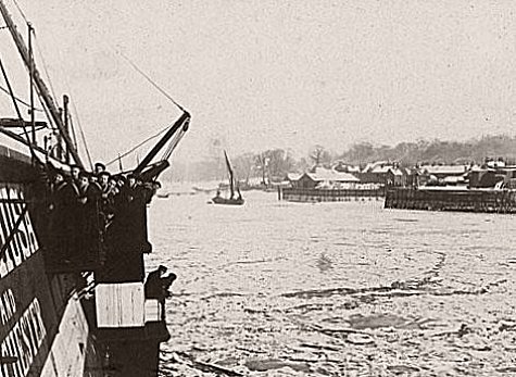 marins observant la Tamise gelee en fevrier 1895