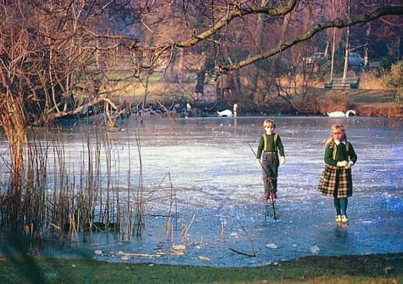 patineurs sur marre Angleterre hiver 1962 1963