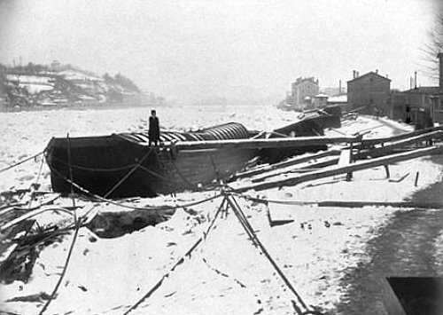 peniche bloquee par les glaces sur la Saone a Lyon pendant l`hiver 1879 1880
