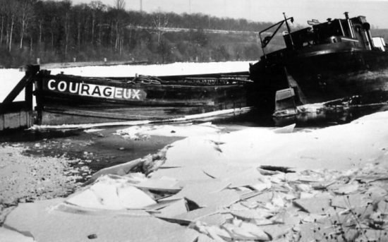 peniche sur la Seine en fevrier 1956