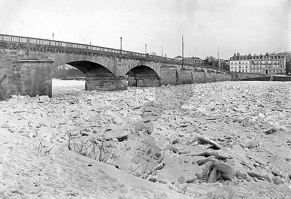 la Seine gelee au pont de Meulan en 1895