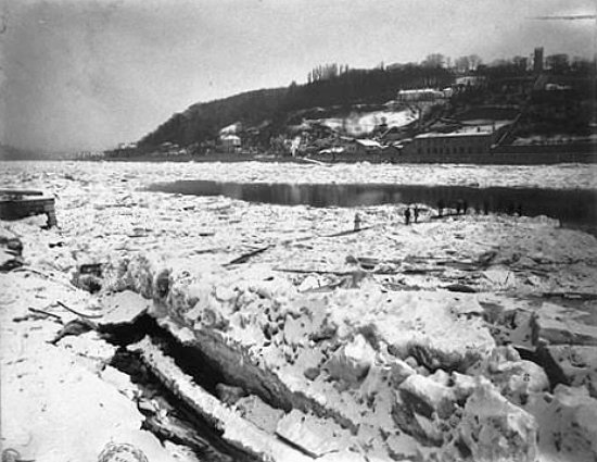 promeneurs sur la Saone gelee a Lyon pendant l`hiver 1879 1880