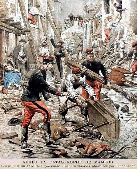 soldats secourant les habitants de Mamers apres la crue diluvienne du 7 juin 1904