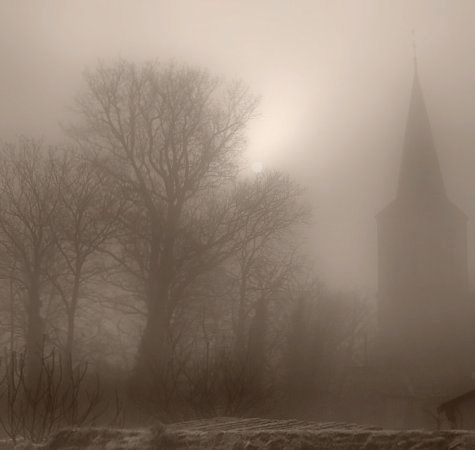 village dans le brouillard